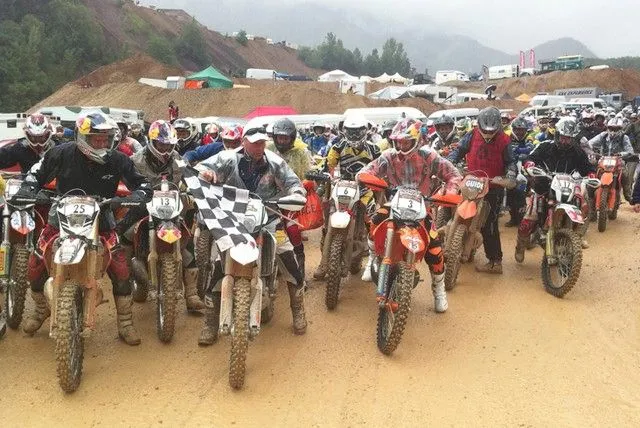 les top pilotes se préparent à prendre le départ du Hare scramble les top pilotes se préparent a prendre le départ du Hare scramble