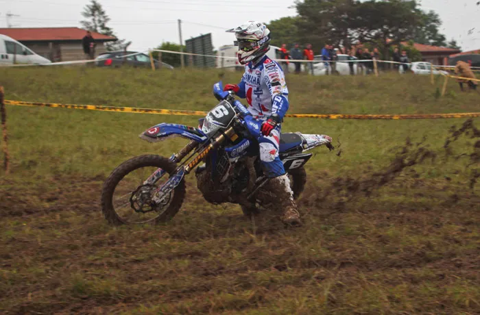 photo moto enduro dans la boue