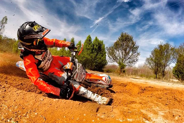 photo pilote enduro en virage 