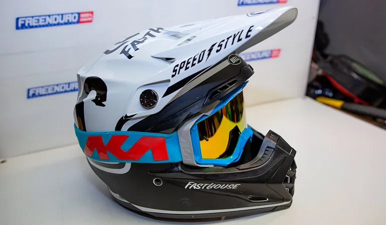 aperçu des nombreux évents pour la ventilation, sur la face avant du casque essai casque bell moto 9 enduro 4