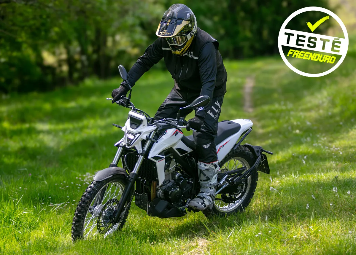 Pilote avec moto Beta Alp4.0 essais off-road