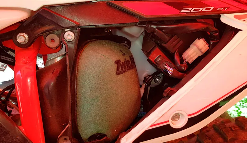 Toute la partie arrière des Beta est inédite et permet d'accèder plus simplement au filtre à air au câbles électriques filtre air Beta 2T 2020 freenduro