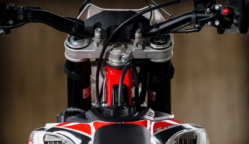 Gros plan sur les molette de reglage de détente (à gauche), compression et pré-charge (à droite) de la fourche ZF fourche ZF beat 2020 125