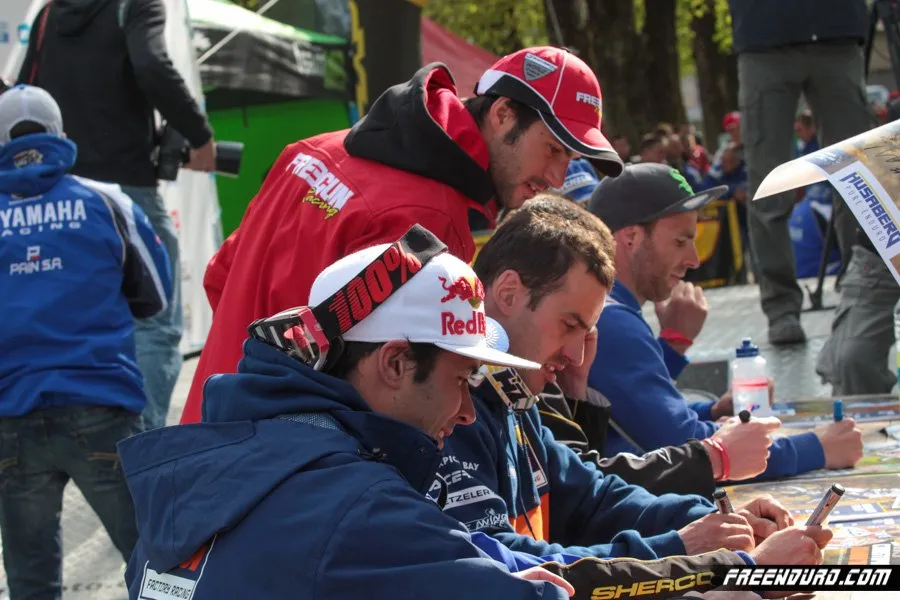 Séance de dédicaces du samedi soir Pilotes enduro pro