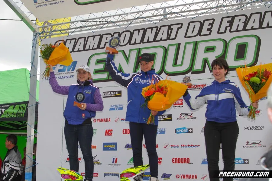 Juliette Berez sur la plus haute marche du podium féminin Julette Berez