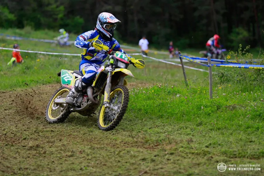 pilote moto 50 cc enduro 