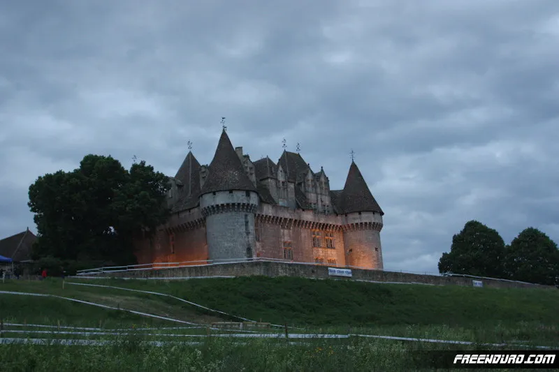 La première spéciale du samedi a 8h au pied da château de Monbazillac spéciale Monbazillac Grappe de Cyrano