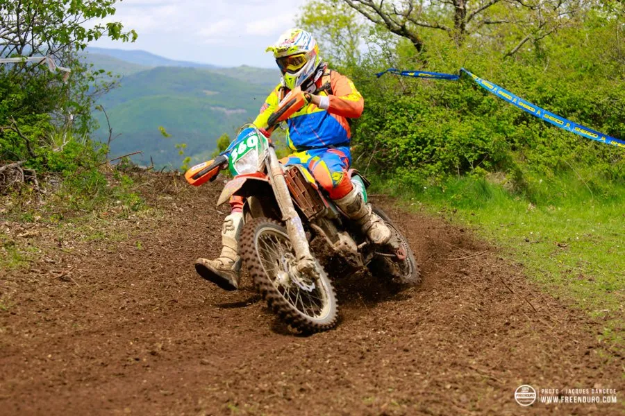 pilote  moto enduro KTM national2 