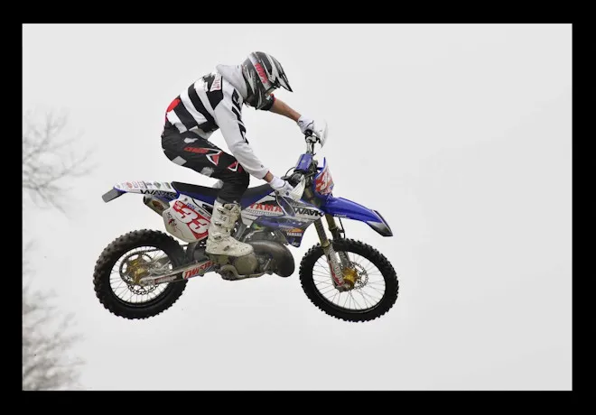 Xavier a l'air à l'aise avec sa Yam Xavier de Soultrait Yamaha jump