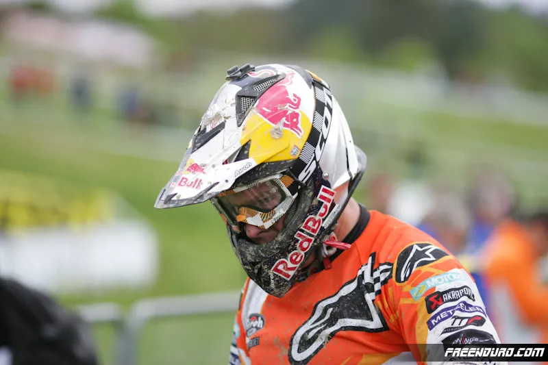 David Knight énervé ou pensif ? David Knight -Team KTM Farioli