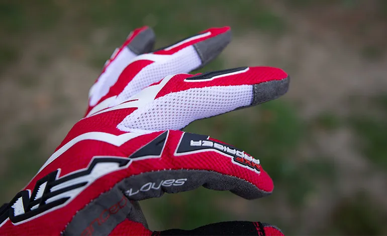 Gros plan sur les aérations entre les doigts, qui permettent de ventiler la paume et ainsi d'évacuer la transpiration gant FIVES MXF prorider s enduro