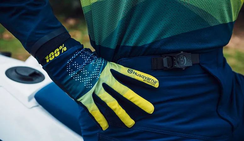 Les gants de la marque 100% au couleurs HVA gants 100 husqvarna enduro 2020