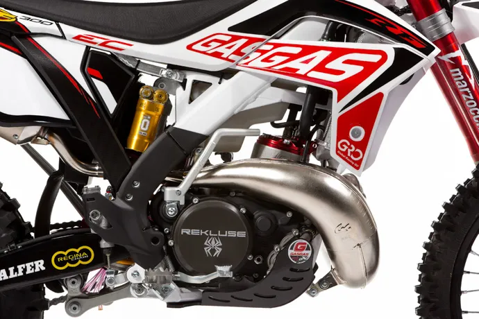 Sur cette 300 EC on voit la culasse S3 et le couvercle d'embrayage Rekluse Gasgas enduro 250 EC