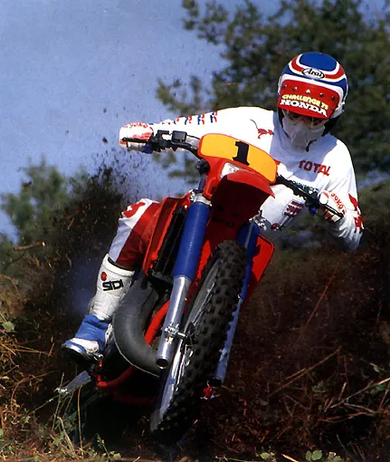 Gilles Lalay au guidon dune Honda enduro