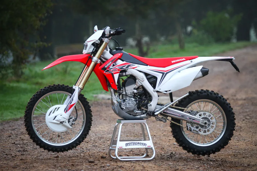 La Honda CRF 250 R enduro 2015 Honda red moto 250 CRF enduro 2015