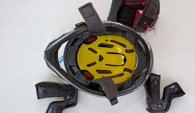 une vue de l'intérieur du casque avec les mousses démontées interieur casque moto BELL freenduro