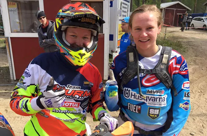 Janes Daniel (à droite) et Maria Franke (à gauche) janes daniel pilote femine enduro