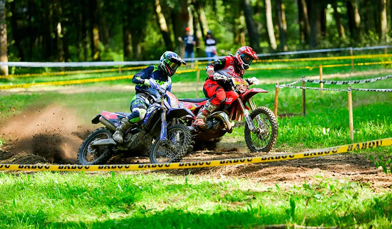 Marc Germain et Johnny Aubert aux coudes à coudes dasn la cross final johnny aubert marc germain rand auvergne 2018