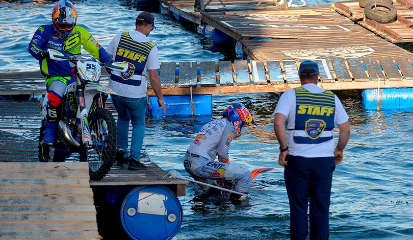 Le petit bain forcé de Walker qui a du aller repécher sa KTM noyée dans la Douro jonny walker chute XL Lagares 2019