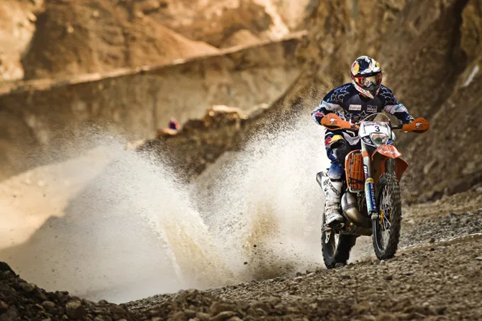 Walker roule avec une KTM 300 EXC Jonny Walker KTM enduro 300 EWC