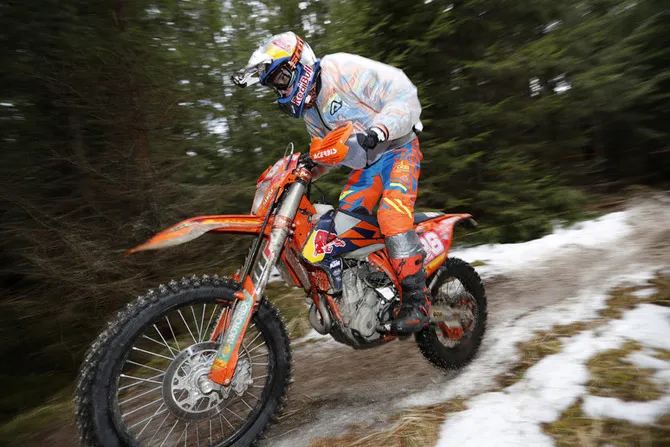 L'Espagnol Josep Garcia à la poursuite d'Eero Remes josep garcia enduro2 2017