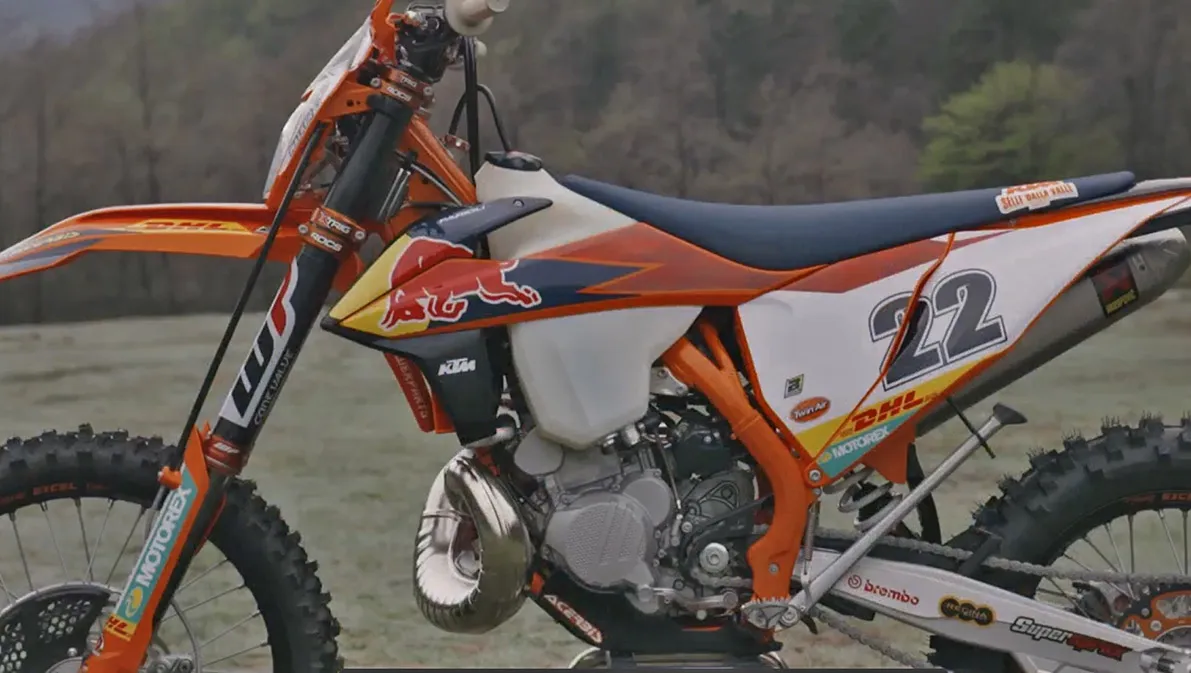 Gros plan sur la KTM 300 exc de Walker sur laquelle on aperçoit le nouveau design du pot d'échappement kmt 300 2020 3
