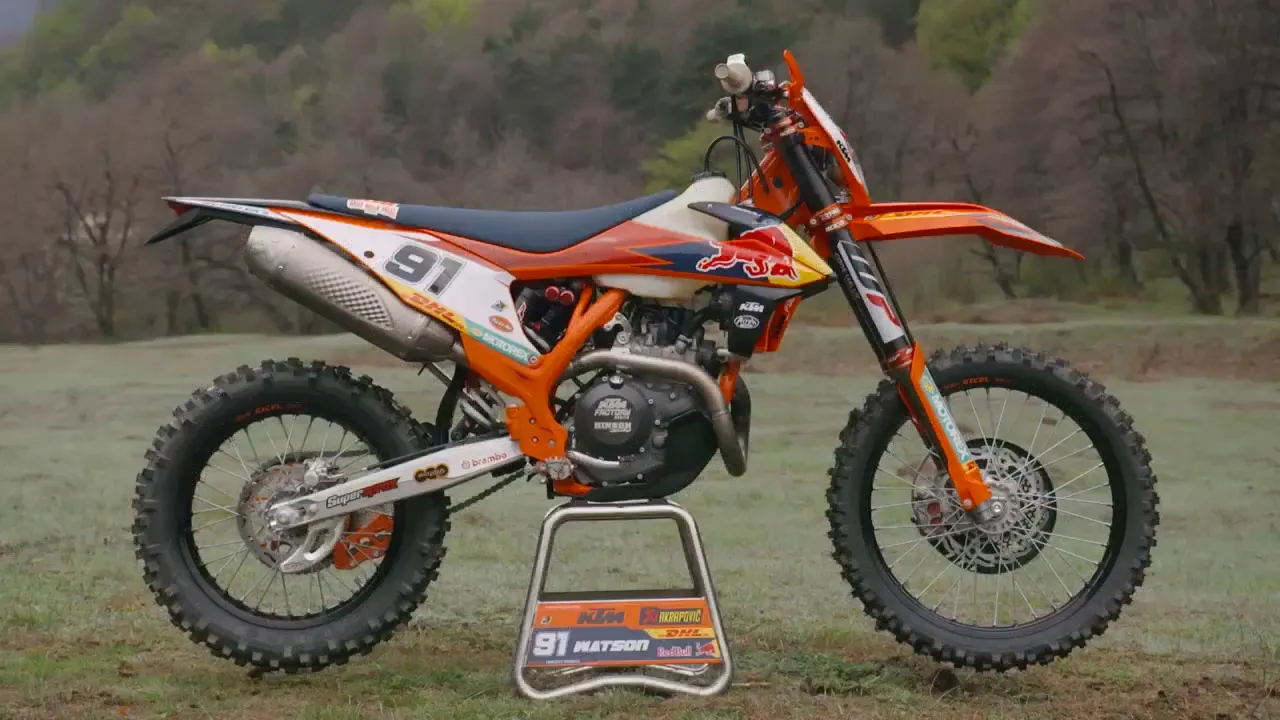 La KTM 4T 2020 de Nathan Watson sur laquelle on decouvre un nouveau silencieux Akrapovic qui devrait apparaitre prochainement au catalogue powerparts kmt 4t 2020