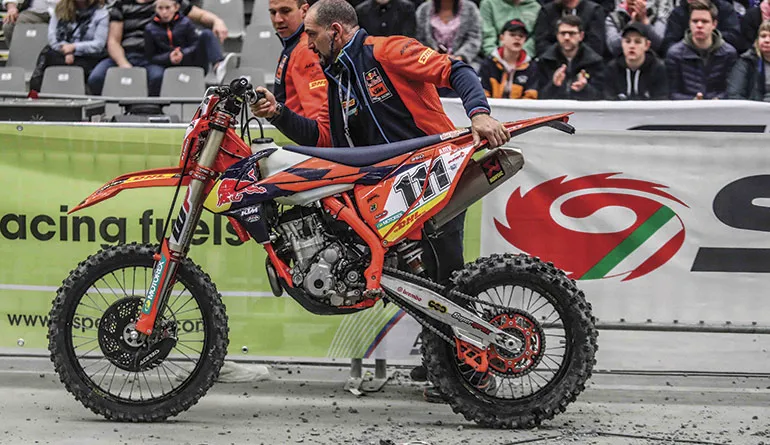 La KTM de Blazusak avec l'amortiseur cassé ktm taddy blazusiakamortisseur casse