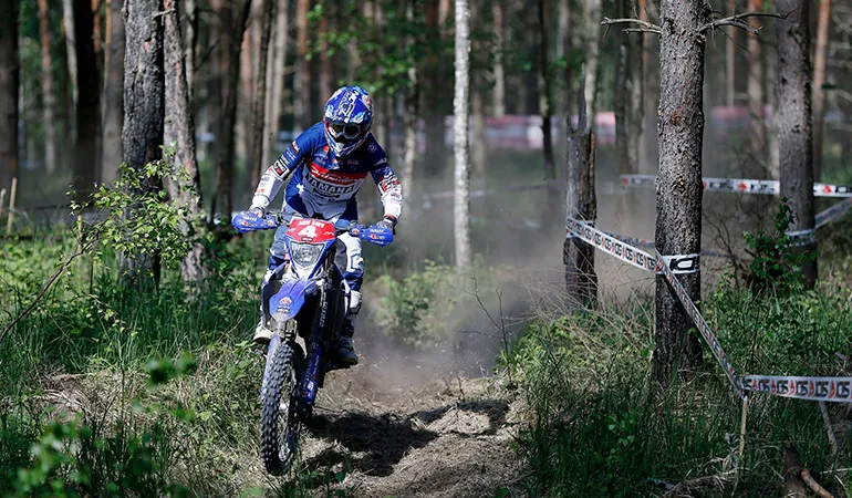 Malgrés un poignet douloureux, Loïc Larrieu termine cette seconde journée en 4ème position du scratch et second en E2 derrière Salvini loic larrieu enduroGp estonie J2