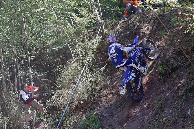Loïc Larrieu dans l'Xtrem ou il perdra du temps au premier tour en se rattant dans une montée loic larrieu endurogp italie j1