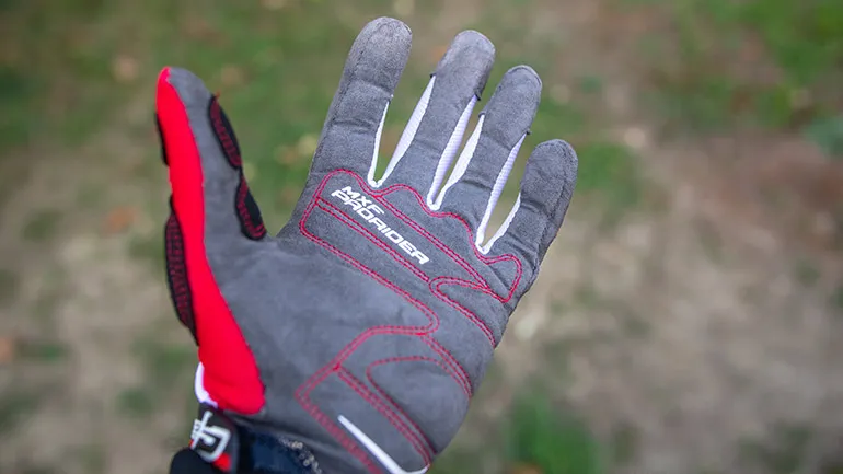 Les coutures à l'intérieur de la main suivent les courbes naturelles de l'anatomie de la paume ce qui contribue en autre à éviter l'apparition d'ampoules main gants FIVE gloves MXF Freenduro