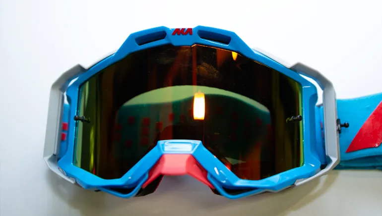 sur cette vue on voit les 2 trous d'entrée d'air pour le sytème de ventilation de part et d'autre du logo AKA masque aka magnetique aeration