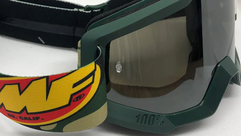 Gros plan sur le modèle PowerCore en version camo, sur lequel on peut voir le logo 100% incrusté sur la monture masque cross FMF vision 3