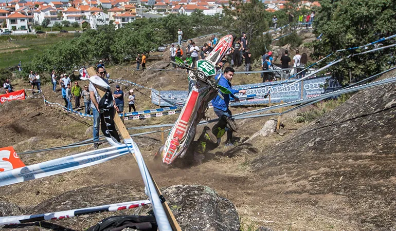 La chute de mattéo Cavalo dans l'Xtrem matteo cavallo enduroGP 2018 portugal j1