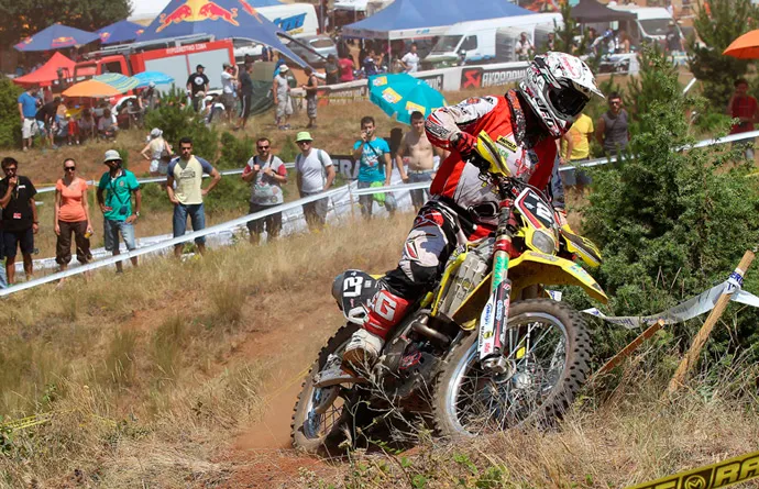 La Suzuki de MaurizioMicheluz sur le podium E1 : une première en Mondial Suzuki enduro EWC Grèce