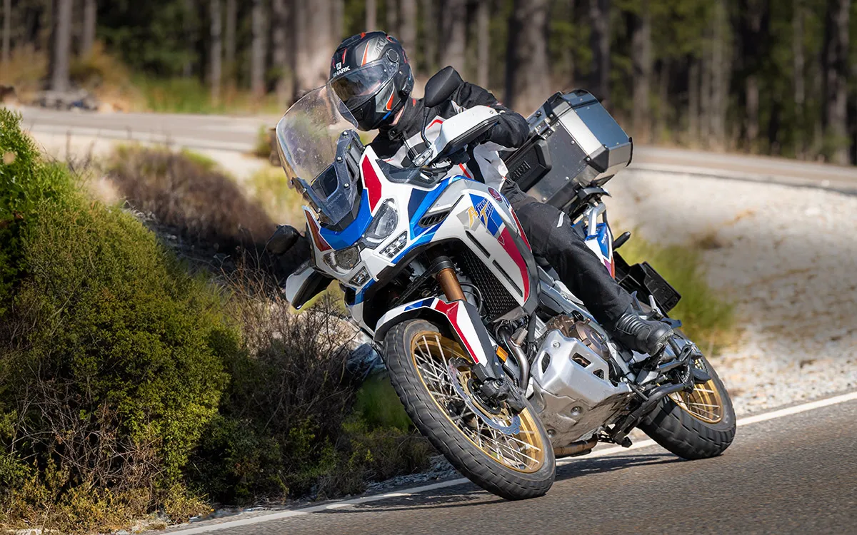 Motard moto Africa Twin Honda sur route
