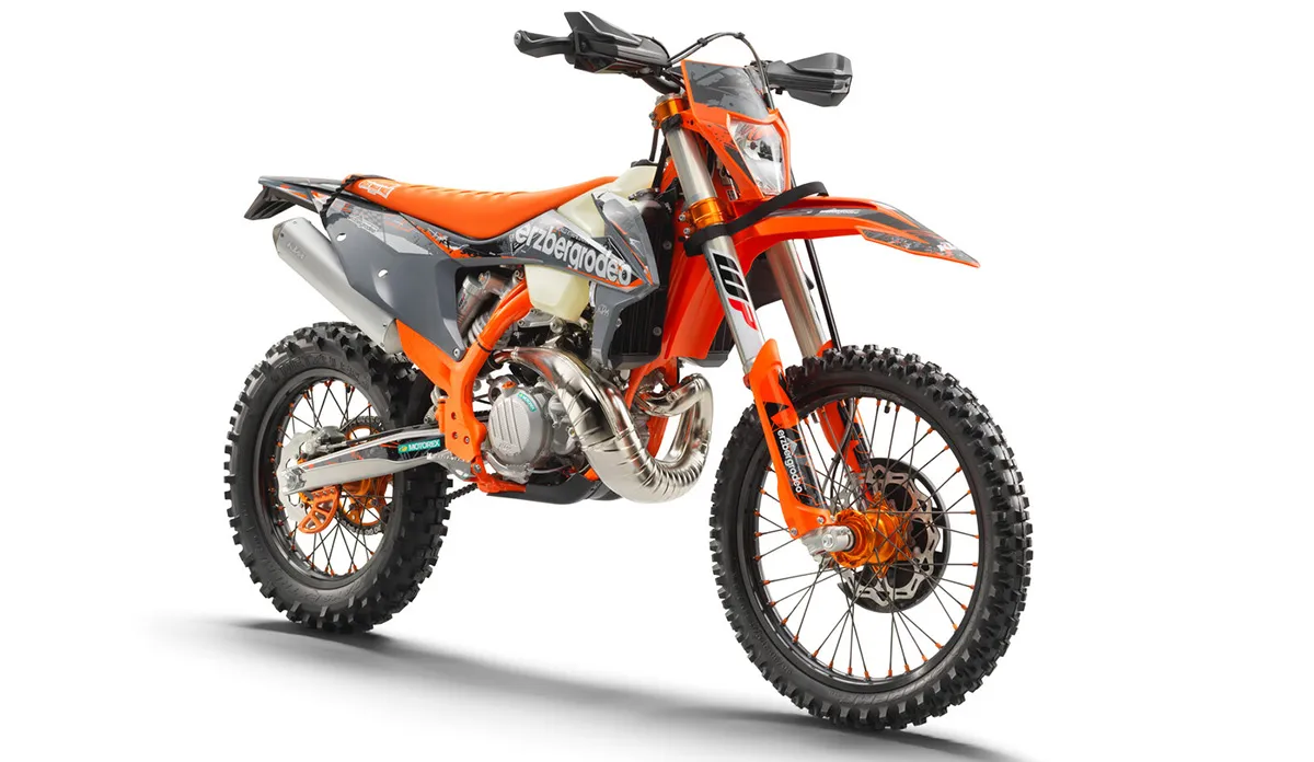 Un sabot moteur un peu plus protecteur des caters moteur aurait était le bien venu sur cette 300 KTM 300 erzberg rodeo 2022 deco