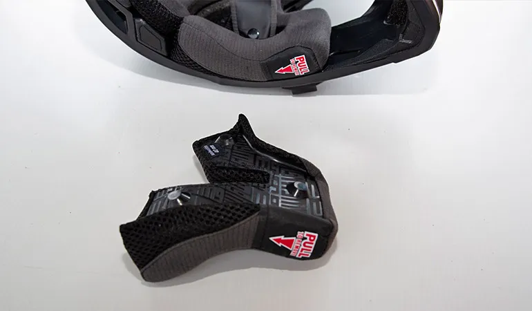 les mousses de joues avec leurs fixations magnétiques mousse casque Bell motocross 9