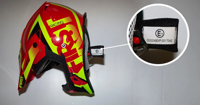 étiquettes blanche sur ce casque First qui répond donc à la norm ECE 22-05 norme casque moto FFM