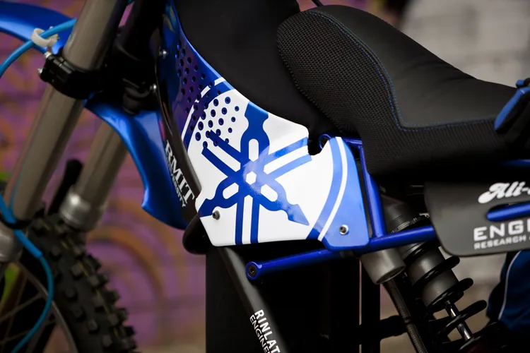 détails moto O2 pursuit