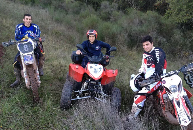 Benoit Thibal entouré de ses stagiaires Off road Coaching