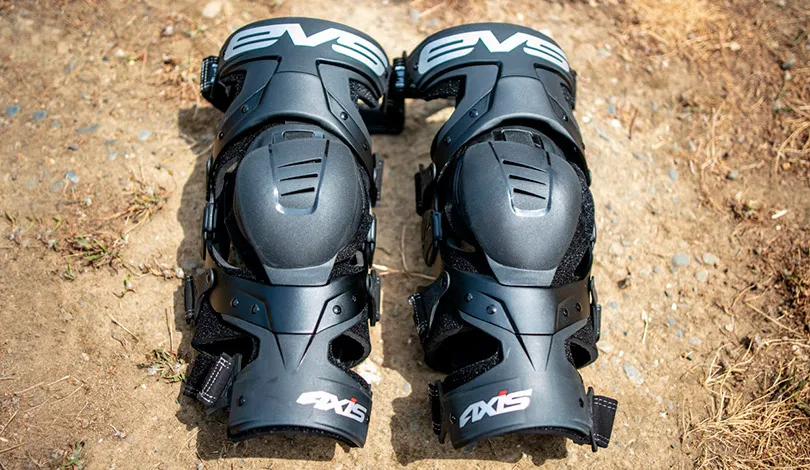 Les orthéses gauche et droite EVS Axis Sport orthese evs axis sport test freenduro 1