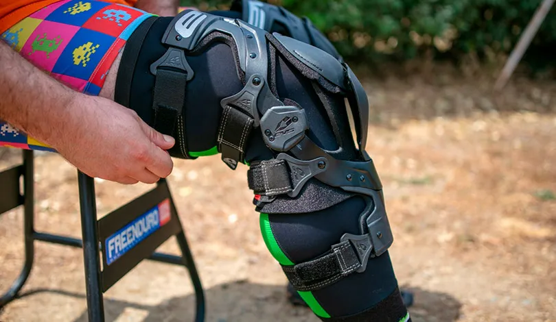Les sangles se fixent sur les pièces articulées pour un meilleur confort lors des mouvements des jambes orthese evs axis sport test freenduro 2