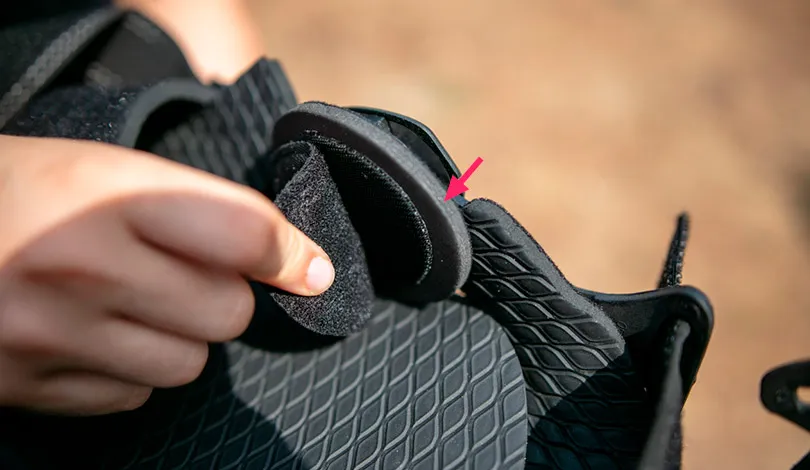 Gros plan sur les mousse (pads) supplémentaires pour ceux qui ont des genoux 'fin orthese evs axis sport test freenduro 3