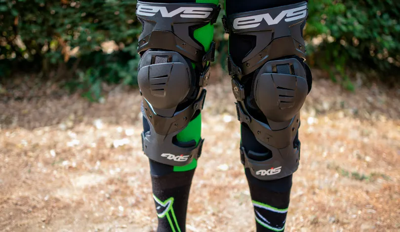 Avec des orthèses il faut toujours porter des collants ou de grandes chausettes, pour éviter les irritations de la peaux au niveau des sangles orthese evs axis sport test freenduro