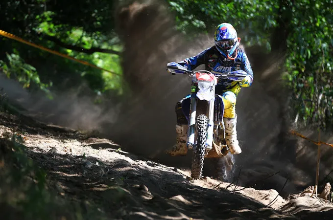Poussière et grosses ornières à Peyrat, ce qui n'a pas empéché Pela Renet de simposer en E2 Pela Renet Husaberg enduro