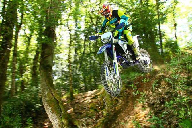 Yannick Labat au guidon de la 450 SEF-R se prendrait presque pour Matt Phillips photo enduro sherco 450 SEF R 2017