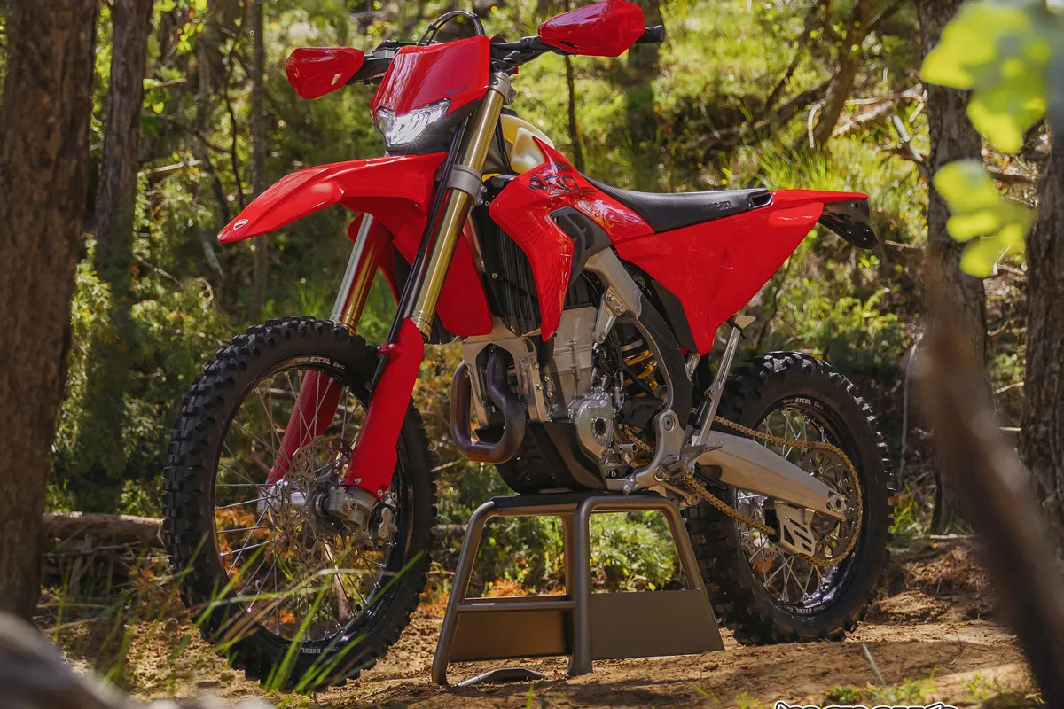 photo moto ducati Desmo 450 EDS enduro 2026 2