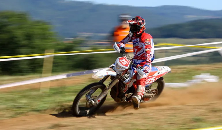 Une grosse bagarre en E2 comme hier mais aujourdhui Pierre Vissac n'a pas laisser filer la victoire pierre vissac BETA enduro france champ