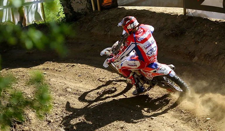Grosse Journée pour pIerre Vissac qui loup de victoire de peu en fin de journée pierre vissac enduro france
